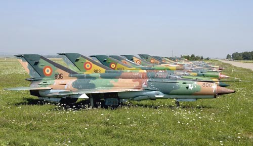 Większość z ponad 110 zmodernizowanych rumuńskich MiGów-21 została już  wycofana ze służby i odstawiona w trawę - dosłownie. Choć oficjalnie w  służbie pozostaje jeszcze około siedemdziesięciu LanceRów, to w  rzeczywistości używanych operacyjnie jest nie więcej niż trzydzieści  samolotów tego typu / Zdjęcia: Chris Lofting