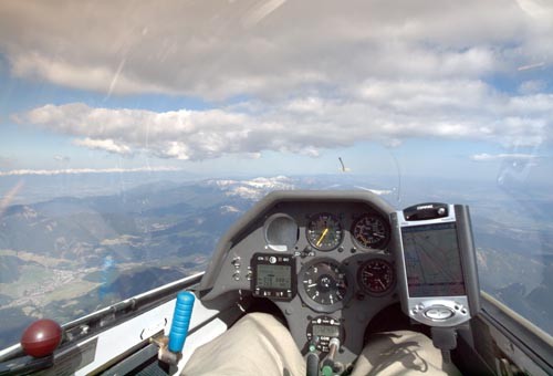 Widok z kabiny  pilota: z przodu Niżne, z lewej Wysokie Tatry / Zdjęcia: via Tomasz  Kawa