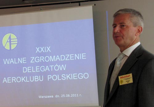 Prezes Aeroklubu  Polskiego Włodzimierz Skalik witający delegatów i gości / Zdjęcie:  Wioletta Gradek-Konieczna