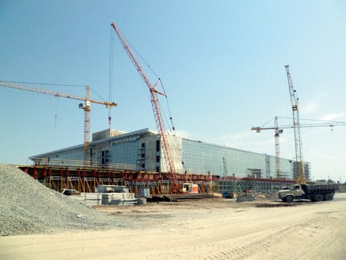 Nowy terminal odpraw pasażerskich powstający na lotnisku w Doniecku ma  umożliwić odprawę 1800 pasażerów na godzinę. Oleksandr Toczenyj,  dyrektor techniczny budowy, zapewnia, że terminal będzie gotowy jeszcze w  tym roku /  Zdjęcie: Grzegorz Sobczak