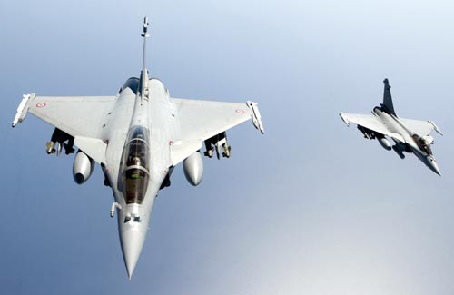 Jak pokazuje libijska misja, wprowadzenie do wyposażenia samolotów  Rafale zmieniło także sposób działania Armee de l'Air. Obecnie każda  jednostka używająca tego typu może wykonywać różne zadania, a ich  przydział realizowany jest w trakcie lotu, zależnie do wymagań  stawianych przez sytuację taktyczną / Zdjęcie: MO Francji