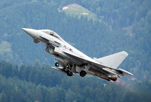 Samoloty Eurofighter Typhoon są, obok stacji radiolokacyjnych i wojsk  przeciwlotniczych, jednym z trzech głównych elementów obrony przestrzeni  powietrznej Austrii. Zwykle są one używane do przechwytywania intruzów  poruszających się z dużą prędkością i na dużych wysokościach / Zdjęcie:  Bartosz Głowacki