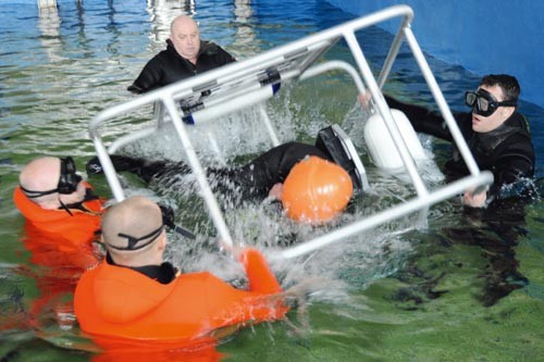Trening opuszczania kabiny pod wodą / Zdjęcie: Marian Kluczyński
