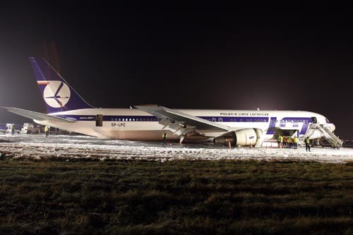 Boeing 767-300ER SP-LPC wieczorem 1 listopada, po awaryjnym lądowaniu.  Zwraca uwagę, że płatowiec oparł się o podłoże jedynie spodem tylnej  części kadłuba i dolnymi powierzchniami gondoli silnikowych. To  zminimalizowało uszkodzenia konstrukcji / Zdjęcia: PPL