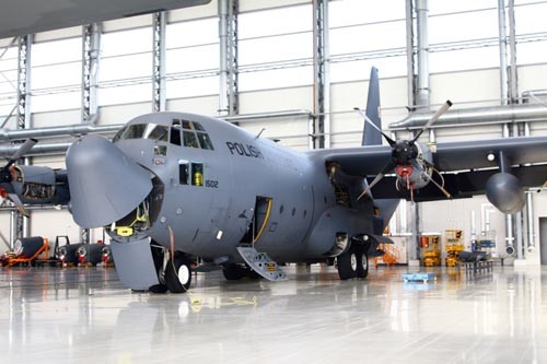 C-130E n/b 1502 w nowym hangarze na lotnisku w Powidzu, podczas  przeglądu połączonego z modernizacją silników do standardu Dash 15 /  Zdjęcie: Krzysztof Sałata