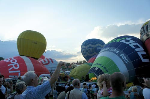 Mieszkańcy Ełku  i turyści obserwowali napełnianie balonów w parku miejskim / Zdjęcie:  Ewa Daszewska