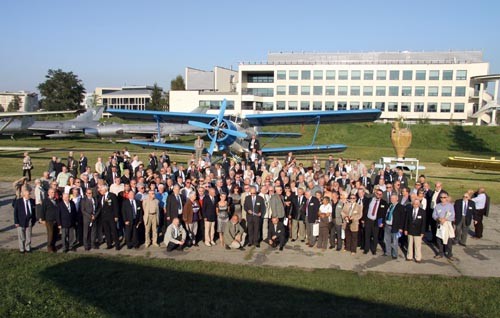 Uczestnicy III Zjazdu Agrolotników przed samolotem An-2, znajdującym się  na nowo otwartej ekspozycji poświęconej polskiemu agrolotnictwu, na  terenie Muzeum Lotnictwa Polskiego / Zdjęcie: via Lesław Karst