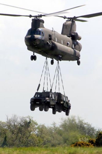 Ciężki śmigłowiec transportowy CH-47 Chinook podczas transportu dwóch z  ponad sześćdziesięciu pojazdów wykorzystywanych podczas ćwiczeń Italian  Call 2011 / Zdjęcie: MO Włoch