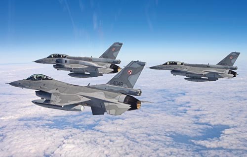 F-16 C i F-16D Block 52+ to najnowsze samoloty bojowe Sił Powietrznych.  Komponent Lotniczy JASTRZĄB wyposażony w te samoloty został oceniony  przez inspektorów TACEVAL, którzy wydali pozytywną ocenę, a więc  formalnie KL JASTRZĄB osiągnął gotowość do prowadzenia działań bojowych w  ramach operacji NATO / Zdjęcie: Mariusz Adamski
