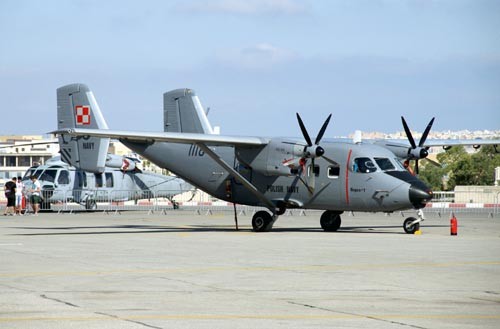 Bohater artykułu An-28TD/Bryza nr takt. 1118 na wystawie statycznej  maltańskich pokazów. W tle amerykański śmigłowiec pokładowy SH-60S  Seahawk / Zdjęcie: Marcin Przeworski