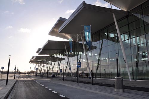 Nowy terminal na lotnisku im. Mikołaja Kopernika we Wrocławiu. 11 marca  rano odprawiono na nim pierwszego pasażera / Zdjęcie: JSK Architekci