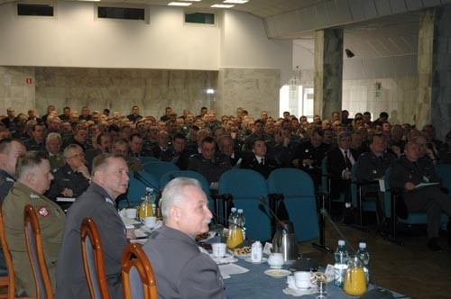 Uczestnicy 54. Konferencji Bezpieczeństwa Lotów lotnictwa Sił Zbrojnych  RP oraz zintegrowanego szkolenia kierowniczej kadry lotnictwa Sił  Zbrojnych ze wszystkich jednostek lotniczych w Dowództwie Sił  Powietrznych / Zdjęcie: Siły Powietrzne