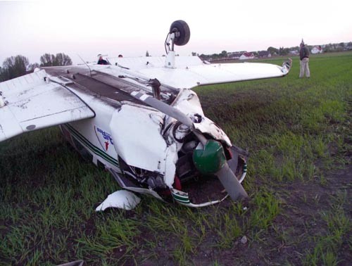 Wypadek samolotu Piper PA-28-140 Cherokee na lotnisku Inowrocław.  Przyczyną, określoną przez Państwową Komisję Badania Wypadków  Lotniczych, była błędna decyzja pilota o wyborze kierunku do lądowania,  pomimo posiadania pełnej wiedzy o kierunku i prędkości wiatru. W wyniku  tej decyzji nastąpiło lądowanie z tylnym wiatrem, co spowodowało  przyziemienie z dużym przelotem (poza połową drogi lądowania), dobieg z  dużym trawersem oraz wtoczenie się samolotu poza roboczą część lotniska.  W wyniku wytoczenia się na nierówny i grząski teren nastąpiło oderwanie  przedniego koła i przewrócenie samolotu do pozycji plecowej / Zdjęcie:  PKBWL