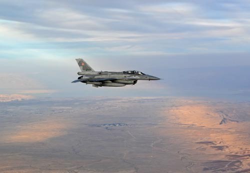 Polski F-16D nad pustynią Negev podczas ćwiczeń Desert Hawk prowadzonych  w przestrzeni powietrznej Izraela / Zdjęcie: Krzysztof Duda