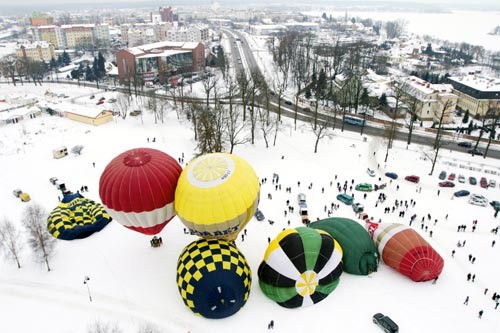 Mimo że zimą do Ełku wróciło niewiele balonów, cieszyły się  zainteresowaniem publiczności, obserwującej start aerostatów / Zdjęcie:  Rafał Galicki