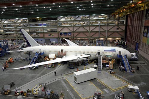 Boeing 787 Dreamliner, nr fabryczny LN61, na ostatnim stanowisku linii  montażowej w Everett. Stąd samolot trafi do lakierni, a następnie  zostanie poddany poprawkom, wymuszonym przez proces certyfikacji i  najnowsze usterki produkcyjne / Zdjęcie: Grzegorz Sobczak