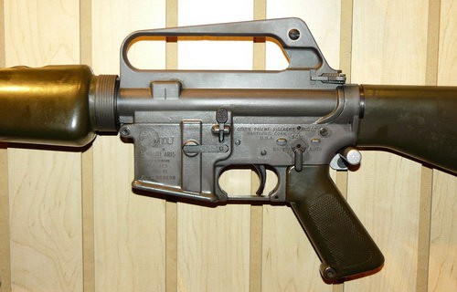Jeden z pierwszych karabinków AR-15 wyprodukowanych przez Colta. Broń zaliczana jest do serii Model 01 i nosi numer 000100, a więc niższy od egzemplarza z którego do melonów strzelał gen. LaMay. Warto zwrócić uwagę, że łoże i kolba wykonane są nie z czarnego, a zielonego tworzywa sztucznego / Zdjęcie: Remigiusz Wilk z kolekcji IMT