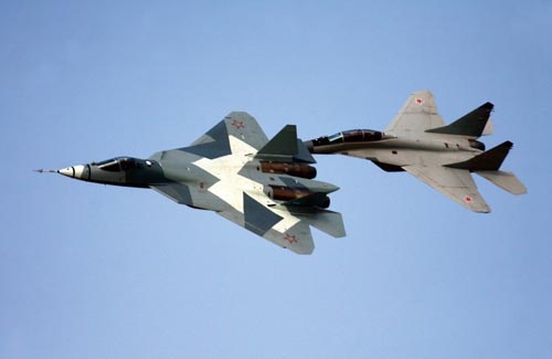 Teraźniejszość i przyszłość WWS, MiG-29 M2 i T-50 samolot wielozadaniowy piątej generacji. Do służby nowe samoloty mają wchodzić od 2015 / Zdjęcie: Krzysztof Sałata