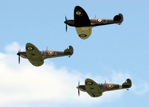 Główna atrakcja pokazów: trzy Spitfire’y najstarszej odmiany, Mark I. Choć trudno w to uwierzyć, taka trójka nie latała razem nad Wielką Brytanią od ponad 60 lat! Wśród nich wyróżnia się egzemplarz nr P9374 z jednoliterowym oznaczeniem (J) i czarno-białym malowaniem powierzchni dolnych... / Zdjęcie: Peter Arnold