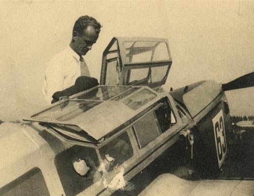 Szczepan Grzeszczyk zajmuje miejsce w kabinie samolotu PZL-26; Challenge, 1934 / Zdjęcie: via Tomasz Murawski