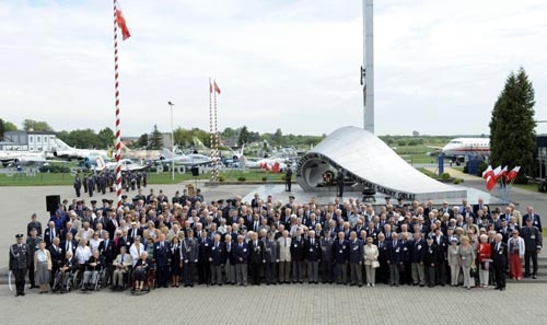 Pamiątkowe zdjęcie uczestników zjazdu w Dęblinie, pod pomnikiem Bohaterskim Lotnikom Dęblińskiej Szkoły Orląt. W głębi widać ekspozycję Muzeum Sił Powietrznych / Zdjęcie: DSP