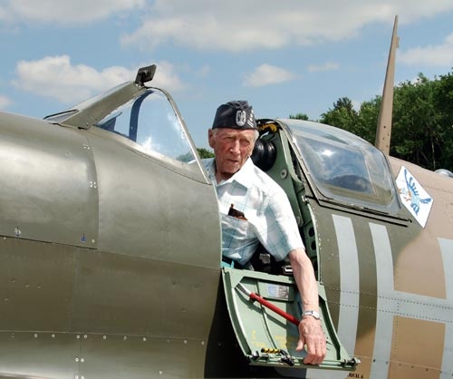 No to, do widzenia! – mówi Jerzy Mencel, zamykając drzwiczki kabiny Spitfire’a VB nr BM597 na lotnisku Babice w Warszawie 13 czerwca 2010. W 1942 i 1943 kilkanaście razy pilotował ten konkretny samolot w Dywizjonie 317 / Zdjęcie: Mirosław Czaplicki