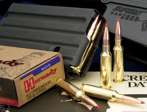 Nabój 6,5 mm Creedmoor został opracowany przez Hornady w 2007, zaś do produkcji trafił rok później. Do jego stworzenia przyczynili się Dave Emary z Hornady oraz Dennis DeMille, kierujący Creedmoor Sport i zdobywca tytułu NRA National High Power Champion z 2005, którzy zamierzali skonstruować wyjątkowo precyzyjny nabój tarczowy / Zdjęcie: Hornady