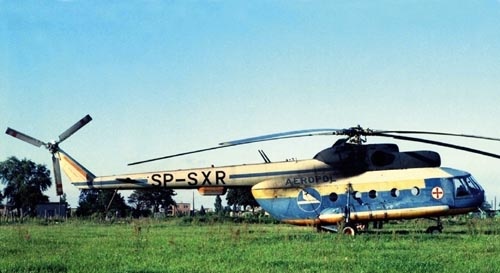 Śmigłowiec Mi-8T SP-SXR, należący do Przedsiębiorstwa Usług Lotniczych Aeropol. Zdjęcie wykonano w 1979 na lotnisku Gdańsk-Rębiechowo. Śmigłowiec ten rozbił się  podczas podejścia do lądowania na platformie wiertniczej 5 maja 1985 – nikt nie zginął / Zdjęcie: Wacław Hołyś