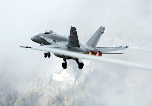 Jednym z elementów charakterystycznych pokazów w Axalp jest kapryśna pogoda. Pomimo załamania pogody w drugim dniu treningów, na lotnisku w Meiringen zorganizowano dzień otwarty, podczas którego można było zwiedzić bazę oraz obserwować starty i lądowania Hornetów / Zdjęcie: Marcin Sigmund