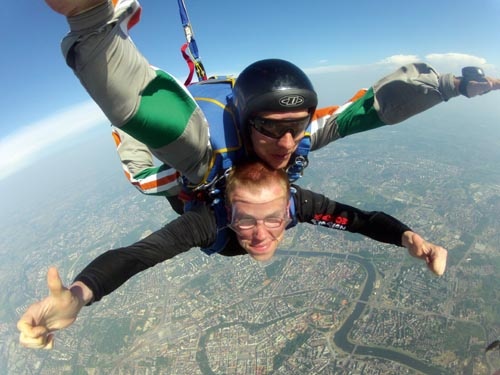 Dzięki inicjatywie sekcji spadochronowej Wojskowego Klubu Sportowego Wawel grupa niepełnosprawnych studentów z Krakowa mogła wykonać swój pierwszy w życiu skok ze spadochronem – oczywiście w tandemie / Zdjęcie: via archiwum sekcji spadochronowej WKS Wawel