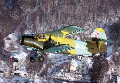 Po ponad 60 latach służby w Wojsku Polskim, w grudniu ub.r. pożegnano samoloty transportowe (a właściwie wielozadaniowe) An-2. Były to zarazem ostatnie dwupłatowce używane przez wojska lotnicze NATO / Zdjęcie: Bartosz Głowacki