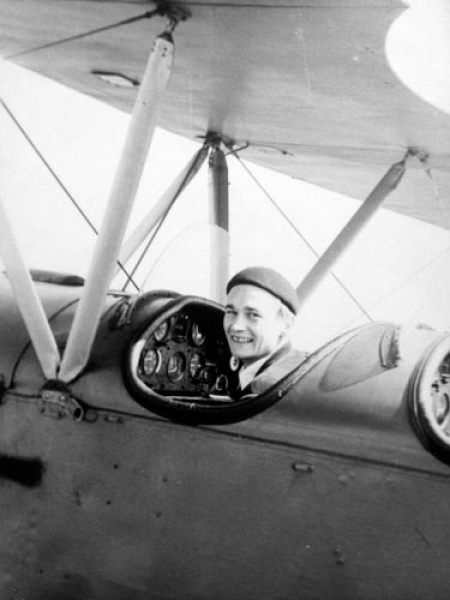 Henryk Sienkiewicz w kabinie samolotu CSS-13 podczas szkolenia samolotowego; Aeroklub Gliwicki, koniec lat 1950. / Zdjęcie: archiwum rodziny Sienkiewiczów