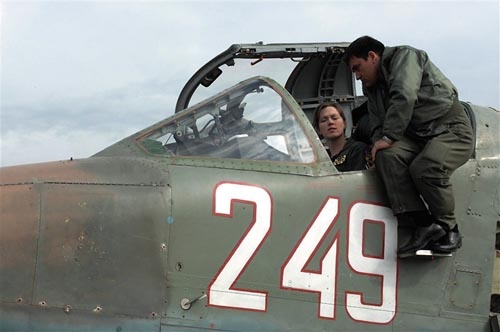 Kpt. Vladislav Todorov, pilot Su-25, prezentuje kabinę swojego Su-25 1st. Lt. Priscilli Gaddings, pilotowi uderzeniowego A-10 Thunderbolt II z 81. Fighter Squadron UAF / Zdjęcie: USAF