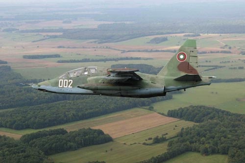 Dwumiejscowy Su-25UBK nr takt. 002 to jeden z czterech dostarczonych do Bułgarii. Obecnie wszystkie szkolno-bojowe egzemplarze wciąż pozostają w służbie / Zdjęcie: bułgarskie lotnictwo wojskowe