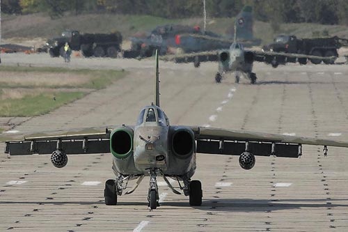 Kołujące na start bułgarskie Su-25 / Zdjęcie: bułgarskie lotnictwo wojskowe