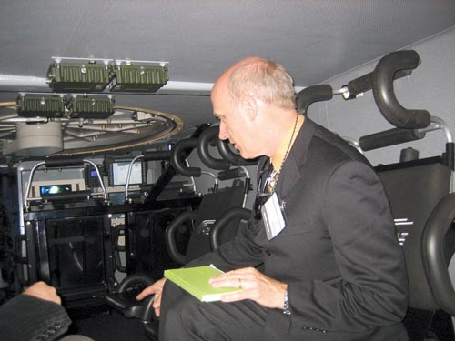 MSPO 2011: Ted Maciuba – jeden z dyrektorów amerykańskiego programu Ground Combat Vehicle US Army przyleciał z Fort Knox, aby zapoznać się z potencjałem Andersa / Zdjęcie: Wojciech Łuczak