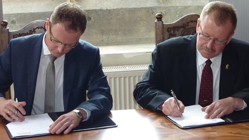 29 maja br., Krzysztof Krystowski podpisuje umowę z BAE Systems Land & Armaments łamiąc postanowienia umowy konsorcyjnej z polskimi przedsiębiorstwami sprzed zaledwie kwartału. To dobra ilustracja wiarygodności byłego Bumaru i jego prezesa / Zdjęcie: BAE Systems