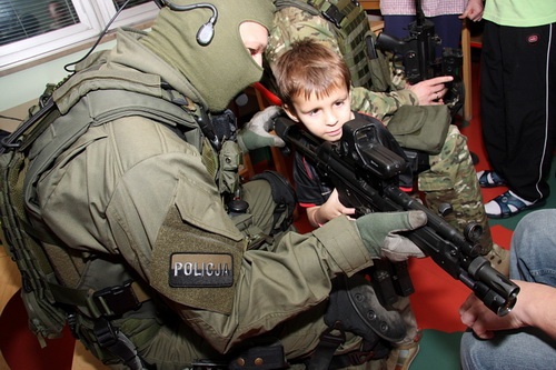 Aby zilustrować absurd zarzutu (nad)gorliwego sokisty i jego adwokata, zadaliśmy sobie nieco trudu i odszukaliśmy na oficjalnych stronach Ministerstwa Obrony Narodowej oraz Policji fotografie dzieci z bronią. Każdy sam może się przekonać, czy to niewłaściwe i naganne. I zgłosić to prokuraturze / Zdjęcie: Policja