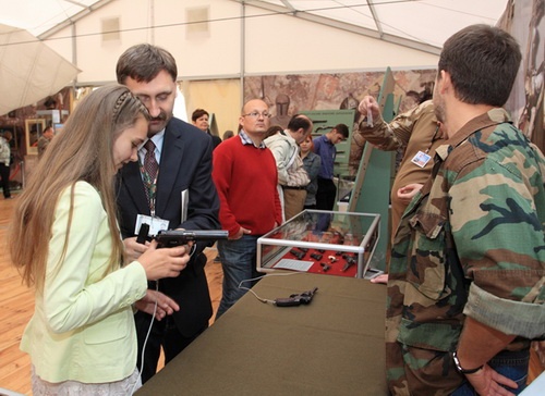 Festyn Żołnierski z okazji Święta Wojska Polskiego 15 sierpnia 2012. Na zdjęciu młoda osoba ogląda pistolet TT na wystawie w Muzeum Wojska Polskiego / Zdjęcie: MON