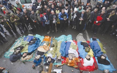 Według szacunkowych danych, przewrót na Ukrainie kosztował życie około 100 tzw. aktywistów Majdanu, członków samoobrony, bojówkarzy, a ponad 1200 osób zostało rannych, z czego blisko 800 hospitalizowano. Siły MSW straciły blisko 30 zabitych, ok. 800 funkcjonariuszy i żołnierzy wojsk wewnętrznych zostało rannych