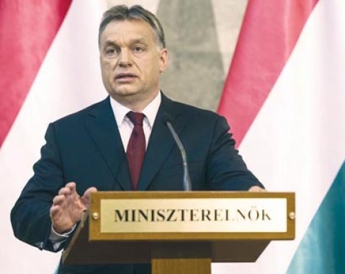 Ukraina, poza Rosją, graniczy z Białorusią, Polską, Słowacją, Węgrami i Rumunią. Z tych krajów tylko polscy politycy wzięli aktywny udział w destabilizowaniu sytuacji w Kijowie, wzywając do obalenia tamtejszych władz. Dopiero na początku marca głos zabrał premier Węgier, Viktor Orbán. Ku zaskoczeniu jednostronnie nastawionych polskich mediów stwierdził, że jego kraj nie zamierza wtrącać się w konflikt na linii Rosja-Ukraina. - Węgry nie są częścią tego konfliktu. Węgrzy są bezpieczni na Węgrzech i są także bezpieczni w ukraińskim regionie Zakarpacia. Węgierski rząd pracuje, by tak pozostało – powiedział Orbán.
Pod koniec marca Orbán stwierdził, że dobrze byłoby uniknąć sankcji gospodarczych wobec Rosji, bo nie leży to w interesie Europy, a w szczególności Węgier. Nawet kryzys związany z sytuacją na Krymie nie wpłynął na plany rozbudowy węgierskiej elektrowni atomowej w Paksu, gdzie mają powstać dwa nowe bloki energetyczne. Orban podpisał z Rosją kontrakt w tej sprawie, bez przetargu, w drodze umowy międzyrządowej. Na rozbudowę elektrowni Federacja Rosyjska ma udzielić Węgrom kredytu w wysokości do 10 miliardów Euro. Elektrownia ma dać Węgrom tanią energię. Równocześnie z podpisaniem umowy z Rosją Węgry podłączyły się do gazowej sieci słowackiej. – Dzięki temu za pośrednictwem sieci czeskiej możemy mieć dostęp także do gazu północnoeuropejskiego. W historii kraju po raz pierwszy mamy sytuację, że jeśli z przyczyn gospodarczych lub innych nie będziemy chcieli kupować rosyjskiego gazu, możemy to uczynić. To ważny krok w kierunku niezależności energetycznej – powiedział przy tej okazji Orbán. Obecnie z FR pochodzi 80% zużywanej przez Węgry ropy i 75% gazu
