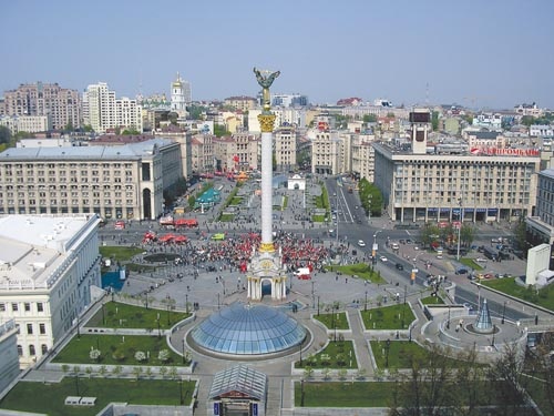 Widok na Majdan Niepodległości. Na pierwszym planie jego południowo-wschodnia część, gdzie powstały barykady i dochodziło do krwawych starć