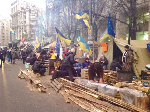 Także te obrazy uwidaczniają, że wielomiesięczny protest na Majdanie był dużą operacją logistyczną. W czasie Pomarańczowej rewolucji na przełomie 2004 i 2005 przeważały cywilne, kupowane w zwykłych sklepach małe namioty. W grudniu 2013 – kiedy wykonano te zdjęcia – stanowiły one zdecydowaną mniejszość / Zdjęcie: Daniel Hamilton