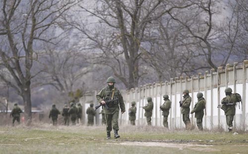 Przerzucone na Krym siły rosyjskie (sam fakt przygotowania znacznego kontyngentu w uniformach pozbawionych oznak przynależności państwowych, a dodatkowo nie będących typowymi mundurami rosyjskich sił zbrojnych świadczy, że operację starannie przygotowano i to ze znacznym wyprzedzeniem) zablokowały ukraiński personel wojskowy w bazach i innych obiektach wojskowych. Późniejsze ich zajmowania wiązało się z pokonywaniem jedynie biernego oporu