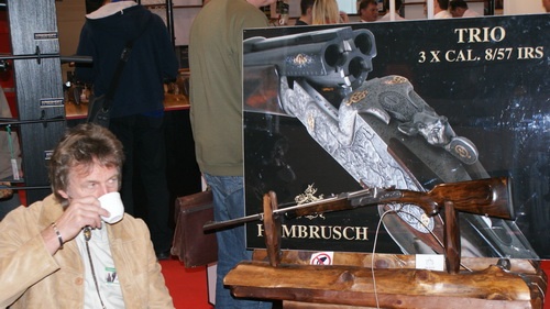 Rusznikarz Peter Hambrusch z Ferlach w Austrii, obok dryling kulowy (trojak) do naboju 8 mm x 57 JRS przeznaczony na polowania zbiorowe