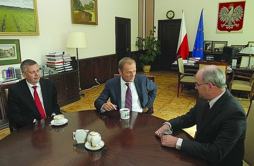 Gen. Waldemar Skrzypczak podał się do dymisji 28 listopada 2013, uwalniając premiera Donalda Tuska i ministra Tomasza Siemoniaka od kłopotliwej sytuacji, którą stworzył