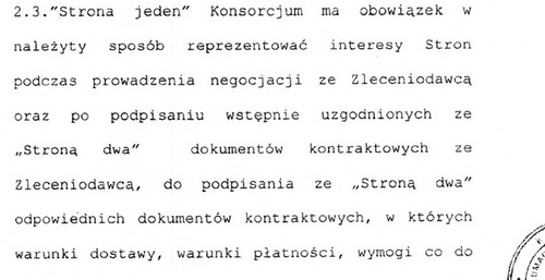 W odpowiedzi na pytanie o powody niechęci wobec zakupu silników RD-33 oferowanych przez WZL-4, podległy wiceministrowi ds. modernizacji Inspektorat Uzbrojenia odpowiedział, że MON (...) stoi na stanowisku, że należy do minimum ograniczyć zamówienia kierowane do pośredników, jakim bez wątpienia jest WZL-4. Dla urzędników resortu podległe mu przedsiębiorstwo, zatrudniające setki unikatowych specjalistów, od lat z powodzeniem remontujące silniki i ich osprzęt, to pośrednik, a jednoosobowa firma Dariusza Kamińskiego – nie. Tymczasem wystarczy przeczytać p. 2.3. umowy konsorcjum z 1 czerwca 2012, by dowiedzieć się, że [Polit-Elektronik] ma obowiązek w należyty sposób reprezentować interesy Stron podczas prowadzenia negocjacji ze Zleceniodawcą [w umowie jako Zleceniodawca wymieniony jest tylko i wyłącznie Inspektorat Uzbrojenia] oraz (...) do podpisania z [OSA RKBS MiG] odpowiednich dokumentów kontraktowych (...). Nie ma chyba lepszej definicji pośrednika...