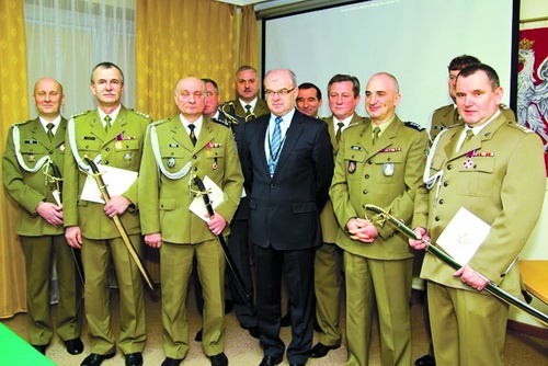 30 stycznia 2013. Wiceminister Waldemar Skrzypczak podczas pożegnania z mundurem głównego autora najbardziej niekorzystnych kontraktów MON ostatnich lat, płk. Jerzego Pikuły. Pikuła w 2007 został zastępcą dyrektora Departamentu Zaopatrywania Sił Zbrojnych, a w 2009 został jego dyrektorem. Na stanowisku tym pozostawał do końca istnienia Departamentu. W latach 2011-2012 był zastępcą Szefa Inspektoratu Uzbrojenia, u boku gen. bryg. Sławomira Szczepaniaka. Tę samą funkcję pełni obecnie jako cywil.
A kto w ogóle pracuje w IU? Cytat z wyjaśnienia wiceministra Skrzypczaka: (...) W ostatnich dwóch latach postawiono zarzuty czterem osobom zatrudnionym w Inspektoracie, które nadal w nim pracują. (...)
