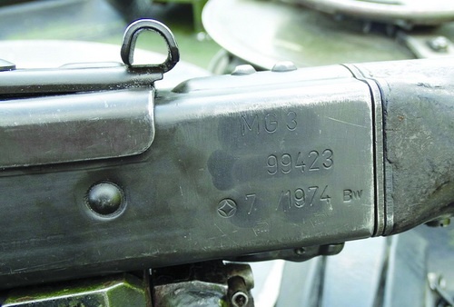 Tylna część komory zamkowej jednego z ukaemów Rheinmetall MG 3 zamocowanego na obrotnicy na polskich Leopardach 2A4 z wyraźniej podanym rokiem produkcji. Lufy są nowsze i już nieoryginalne, zastąpiły je produkty Heckler & Koch 