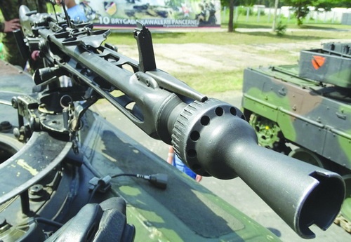 Niemieckie siły zbrojne zamierzają zastąpić MG 3 nowym uniwersalnym karabinem maszynowym MG 5 (HK121), z identycznie rozmieszczonymi punktami montażowymi, jednak nowa broń jest dopiero testowana i nie wiadomo, kiedy trafi do uzbrojenia. W Polsce planowane jest zastąpienie niemieckich konstrukcji produkowanymi przez ZMT ukaemami UKM-2000. ale wątpliwości budzi wymyślony przez OBRUM sposób ich mocowania na używanych przez WP czołgach Leopard 2 / Zdjęcia: Remigiusz Wilk